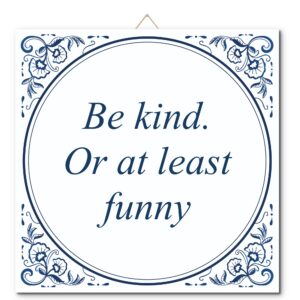 Tegeltje met hangertje: Be kind. Or at least funny - De Tegeltjesfabriek