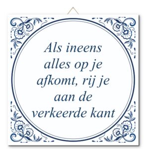 Tegeltje met hangertje: Als ineens alles op je afkomt, rij je aan de verkeerde kant - De Tegeltjesfabriek