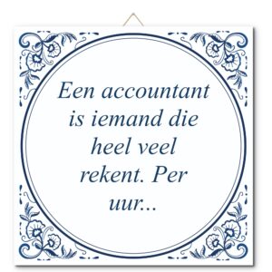 Tegeltje met hangertje: Een accountant is iemand die heel veel rekent. Per uur... - De Tegeltjesfabriek
