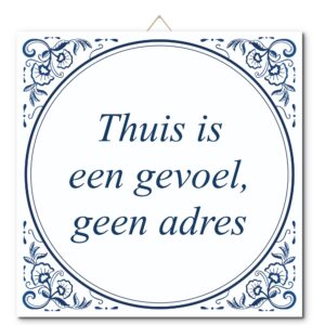 Tegeltje met hangertje: Thuis is een gevoel, geen adres - De Tegeltjesfabriek