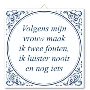 Tegeltje met hangertje: Volgens mijn vrouw maak ik twee fouten, ik luister nooit en nog iets - De Tegeltjesfabriek
