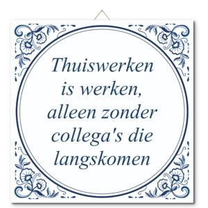 Tegeltje met hangertje: Thuiswerken is werken, alleen zonder collega's die langskomen - De Tegeltjesfabriek