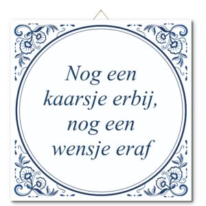 Tegeltje met hangertje: Nog een kaarsje erbij, nog een wensje eraf - De Tegeltjesfabriek