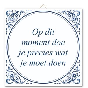 Tegeltje met hangertje: Op dit moment doe je precies wat je moet doen - De Tegeltjesfabriek