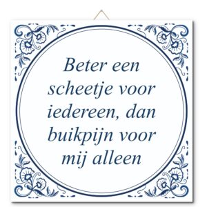 Tegeltje met hangertje: Beter een scheetje voor iedereen, dan buikpijn voor mij alleen - De Tegeltjesfabriek
