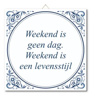 Tegeltje met hangertje: Weekend is geen dag. Weekend is een levensstijl - De Tegeltjesfabriek