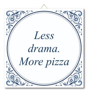 Tegeltje met hangertje: Less drama. More pizza - De Tegeltjesfabriek