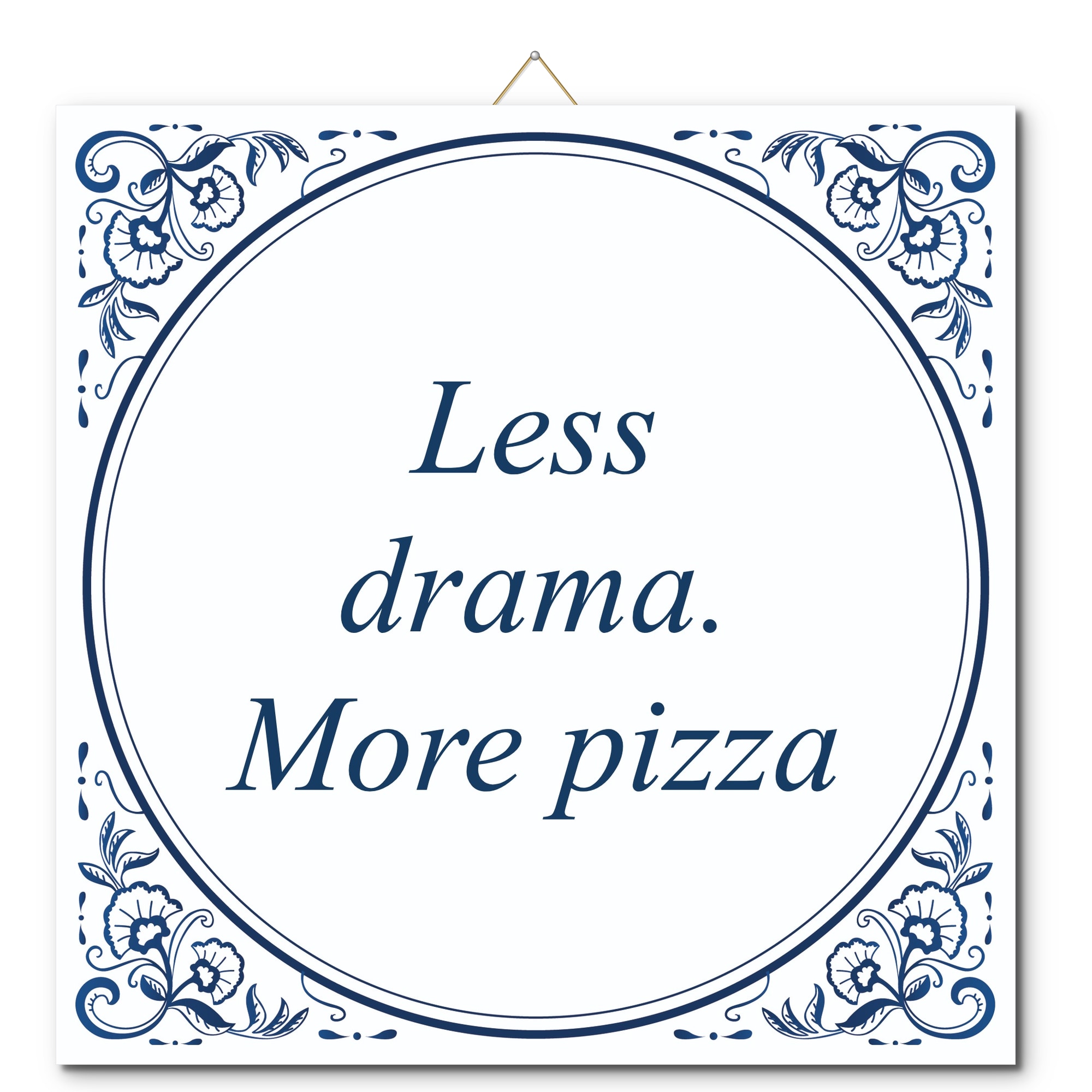 Tegeltje met hangertje - Less drama. More pizza Tegeltje met hangertje: Less drama. More pizza - De Tegeltjesfabriek