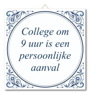 Tegeltje met hangertje: College om 9 uur is een persoonlijke aanval - De Tegeltjesfabriek
