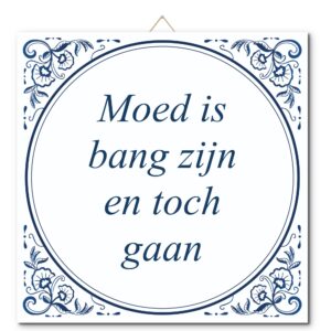 Tegeltje met hangertje: Moed is bang zijn en toch gaan - De Tegeltjesfabriek