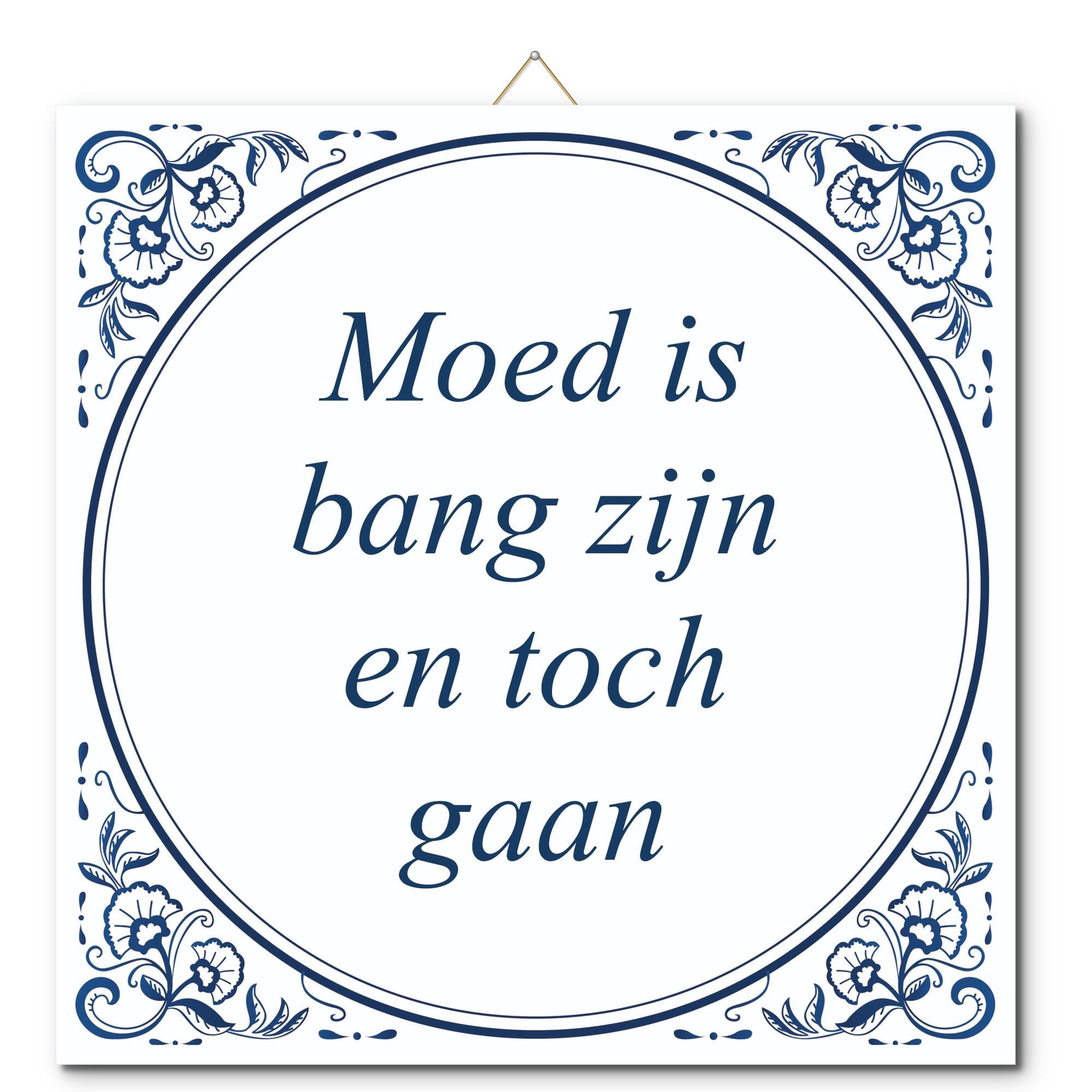 Tegeltje met hangertje - Moed is bang zijn en toch gaan Tegeltje met hangertje: Moed is bang zijn en toch gaan - De Tegeltjesfabriek