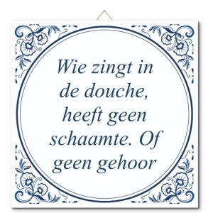 Tegeltje met hangertje: Wie zingt in de douche, heeft geen schaamte. Of geen gehoor - De Tegeltjesfabriek