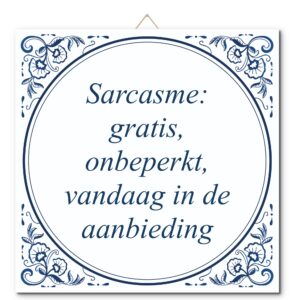 Tegeltje met hangertje: Sarcasme: gratis, onbeperkt, vandaag in de aanbieding - De Tegeltjesfabriek