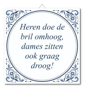 Tegeltje met hangertje: Heren doe de bril omhoog, dames zitten ook graag droog! - De Tegeltjesfabriek