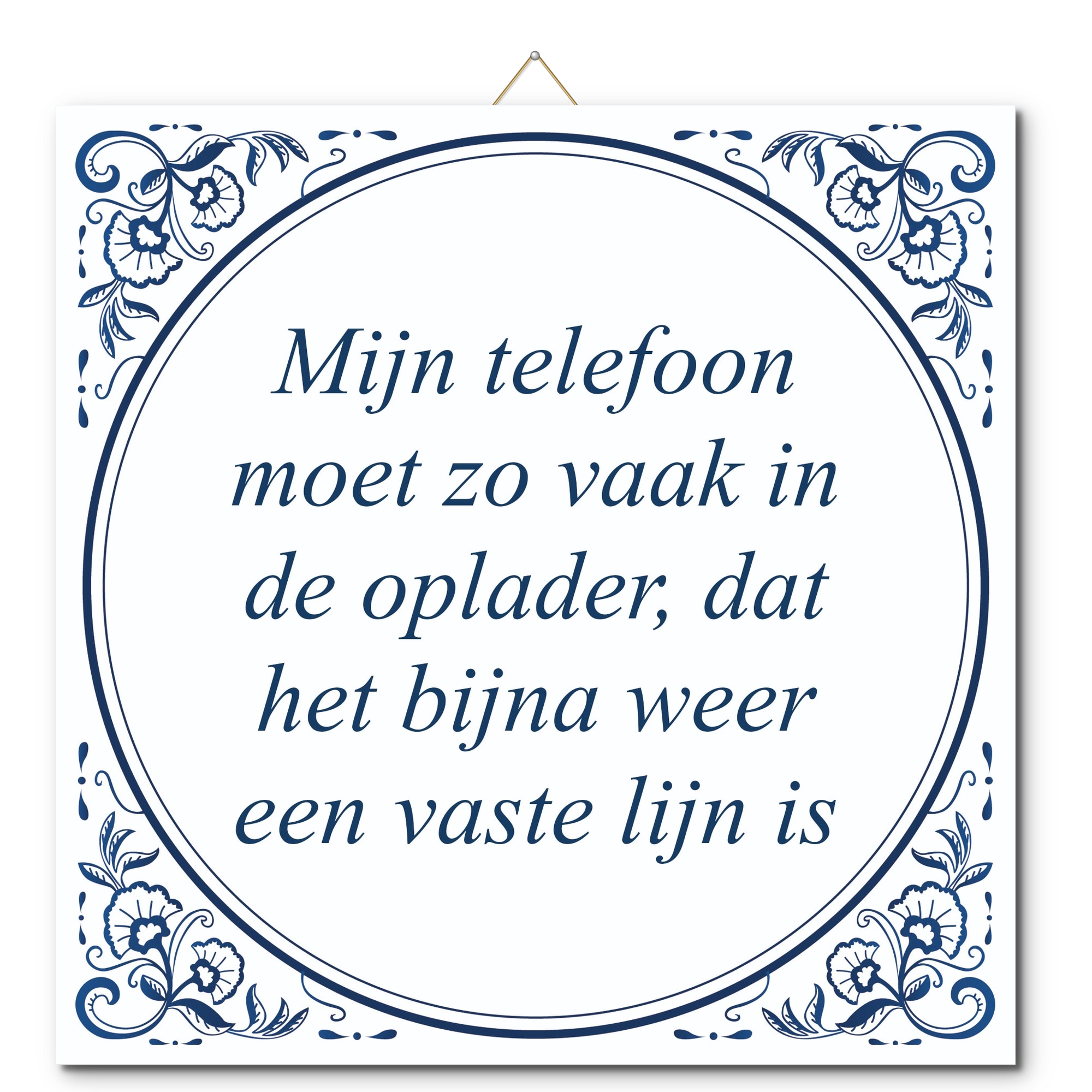 Tegeltje met hangertje - Mijn telefoon moet zo vaak in de oplader, dat het bijna weer een vaste lijn is Tegeltje met hangertje: Mijn telefoon moet zo vaak in de oplader, dat het bijna weer een vaste lijn is - De Tegeltjesfabriek