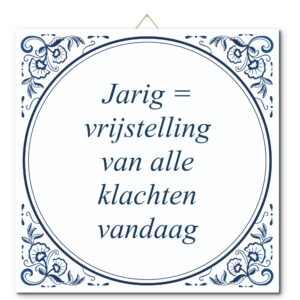 Tegeltje met hangertje: Jarig = vrijstelling van alle klachten vandaag - De Tegeltjesfabriek