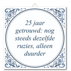 Tegeltje met hangertje: 25 jaar getrouwd: nog steeds dezelfde ruzies, alleen duurder - De Tegeltjesfabriek