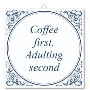Tegeltje met hangertje: Coffee first. Adulting second - De Tegeltjesfabriek