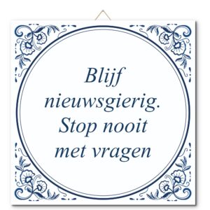 Tegeltje met hangertje: Blijf nieuwsgierig. Stop nooit met vragen - De Tegeltjesfabriek