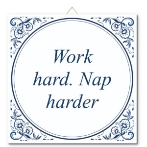 Tegeltje met hangertje: Work hard. Nap harder - De Tegeltjesfabriek