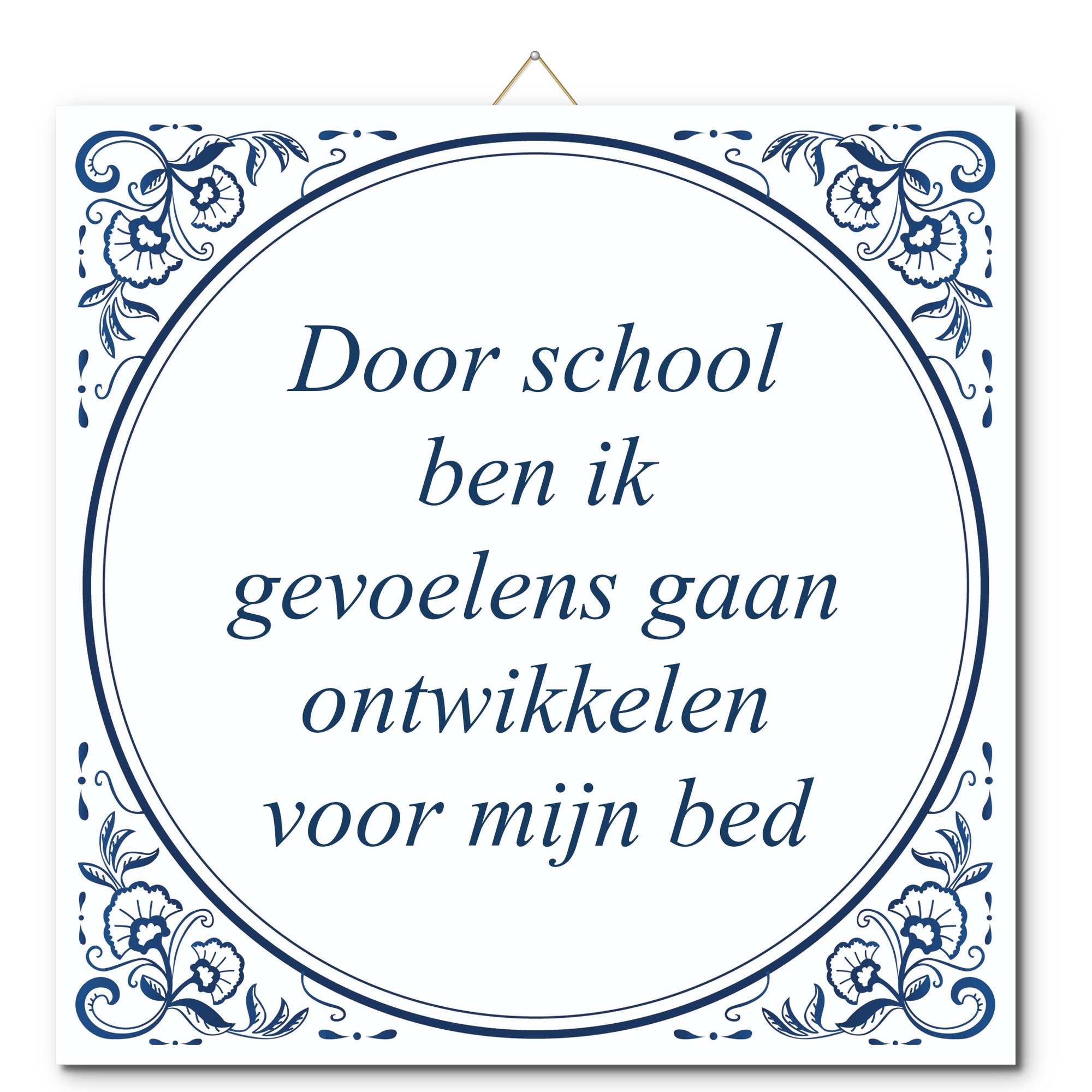 Tegeltje met hangertje - Door school ben ik gevoelens gaan ontwikkelen voor mijn bed Tegeltje met hangertje: Door school ben ik gevoelens gaan ontwikkelen voor mijn bed - De Tegeltjesfabriek