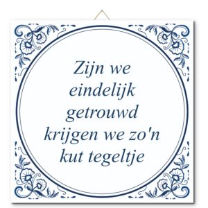 Tegeltje met hangertje: Zijn we eindelijk getrouwd krijgen we zo'n kut tegeltje - De Tegeltjesfabriek