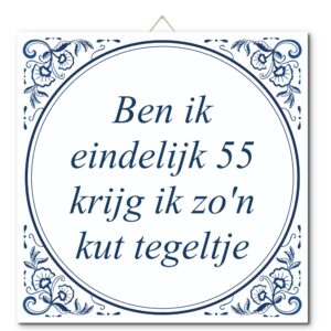 Tegeltje met hangertje: Ben ik eindelijk 55 krijg ik zo'n kut tegeltje - De Tegeltjesfabriek