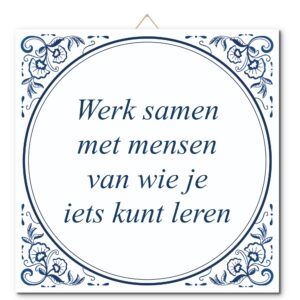 Tegeltje met hangertje: Werk samen met mensen van wie je iets kunt leren - De Tegeltjesfabriek