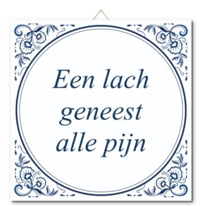Tegeltje met hangertje: Een lach geneest alle pijn - De Tegeltjesfabriek