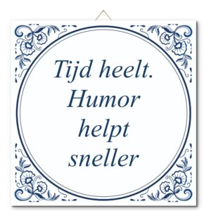 Tegeltje met hangertje: Tijd heelt. Humor helpt sneller - De Tegeltjesfabriek
