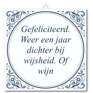 Tegeltje met hangertje: Gefeliciteerd. Weer een jaar dichter bij wijsheid. Of wijn - De Tegeltjesfabriek