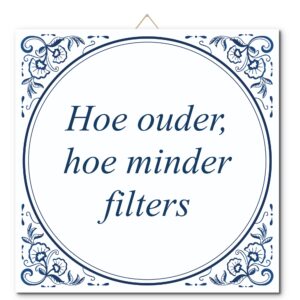 Tegeltje met hangertje: Hoe ouder, hoe minder filters - De Tegeltjesfabriek