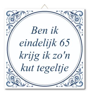 Tegeltje met hangertje: Ben ik eindelijk 65 krijg ik zo'n kut tegeltje - De Tegeltjesfabriek