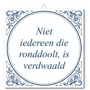 Tegeltje met hangertje: Niet iedereen die ronddoolt, is verdwaald - De Tegeltjesfabriek