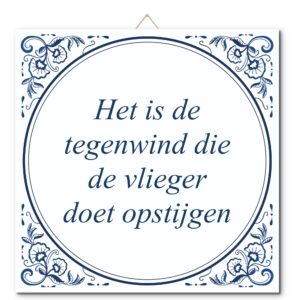 Tegeltje met hangertje: Het is de tegenwind die de vlieger doet opstijgen - De Tegeltjesfabriek