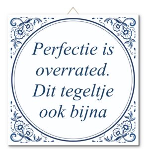 Tegeltje met hangertje: Perfectie is overrated. Dit tegeltje ook bijna - De Tegeltjesfabriek