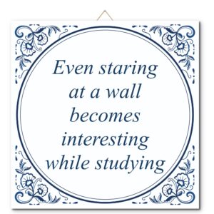 Tegeltje met hangertje: Even staring at a wall becomes interesting while studying - De Tegeltjesfabriek